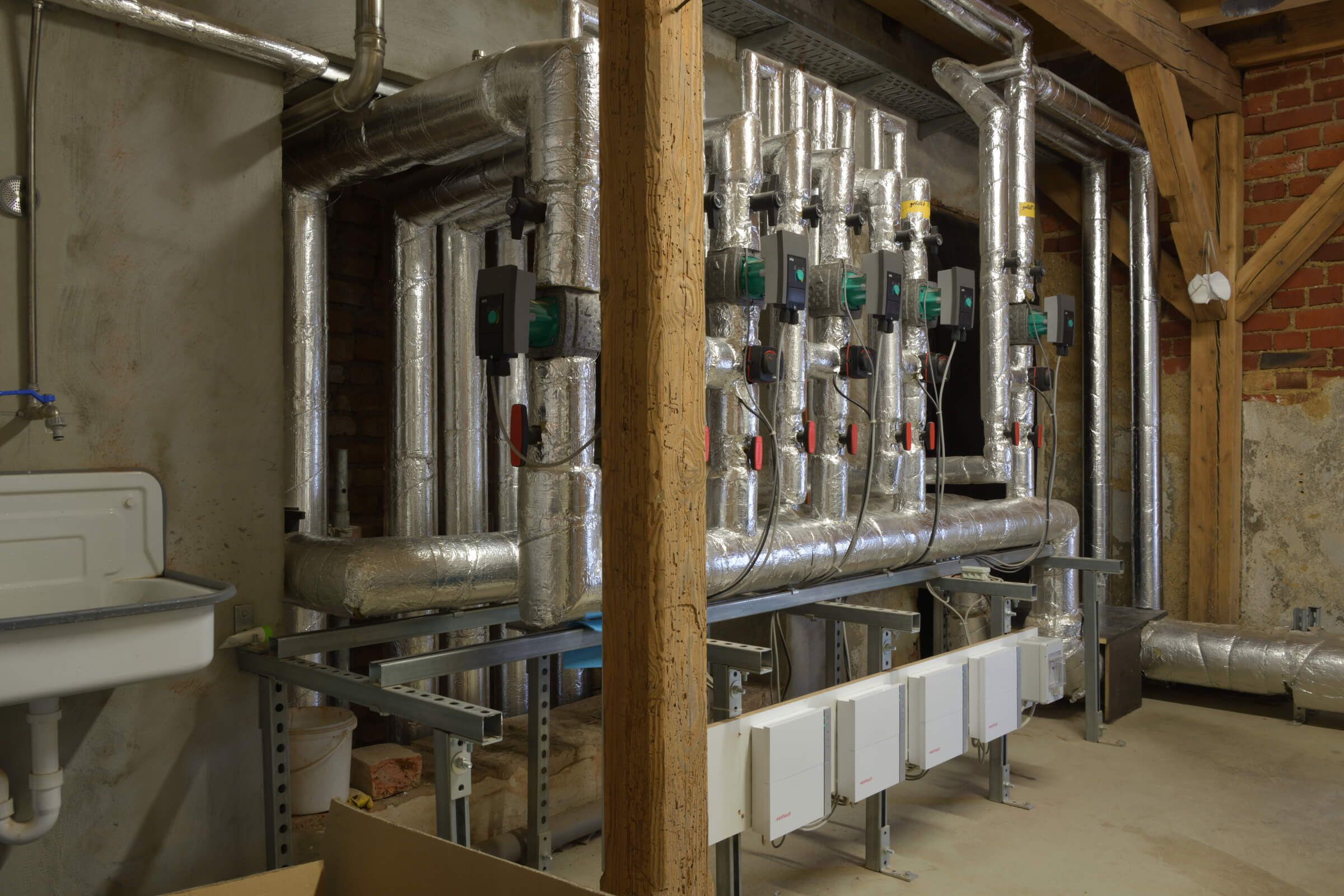 Der Klempner- und Installateur-Meister­betrieb FESA plant und installiert – auch diese Dachheizzentrale mit insgesamt 260 KW Heizleistung für ein großes Gewerbeobjekt in Leipzig.