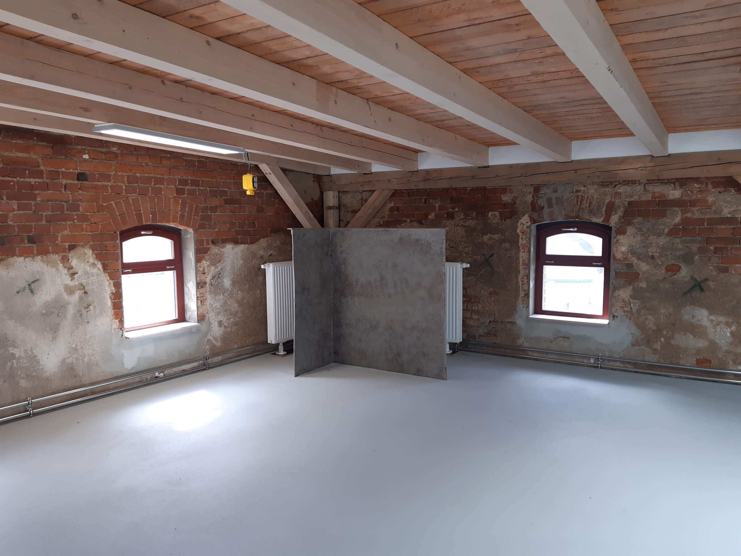 Wärmepumpen arbeiten am energieeffizientesten, wenn sie ihre Wärme großflächig und gleichmäßig abgeben können. Das kann auch mit groß dimensionierten Heizkörpern anstelle von Fußboden- oder Wandheizungen gelingen, wie unsere Installationen beweisen.